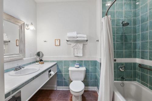 El Pueblo Inn - photo 33