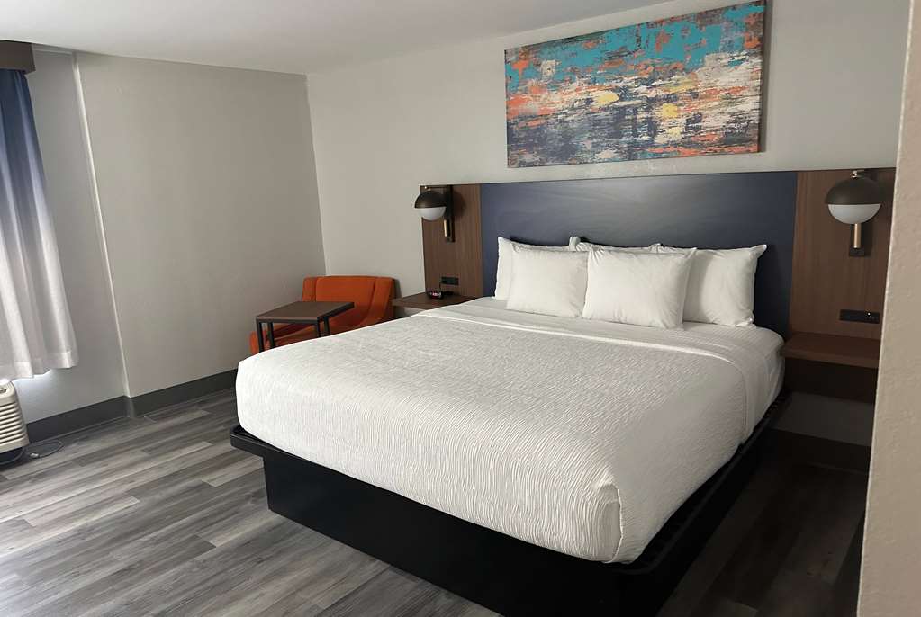 La Quinta Inn & Suites by Wyndham Birmingham Homewood - photo 13
