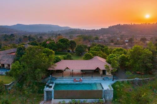 StayVista’s Basalt with Mountain Views Infinity Pool Vintage Interiors and Games Room in Karjat, India