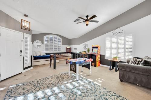 Sports Themed Automated King Bed Family Friendly 5 miles to Strip