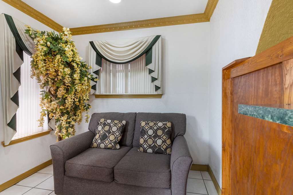Econo Lodge Inn & Suites Near Lackland AFB - photo 11