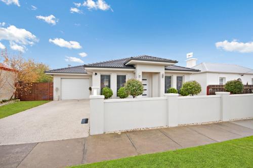 Central Warrnambool Townhouse — 5-Star Luxury Hotel in Warrnambool, Australia