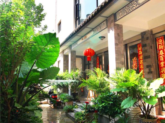 Chenfan Lake View Inn - carbon neutral hotel in Dali