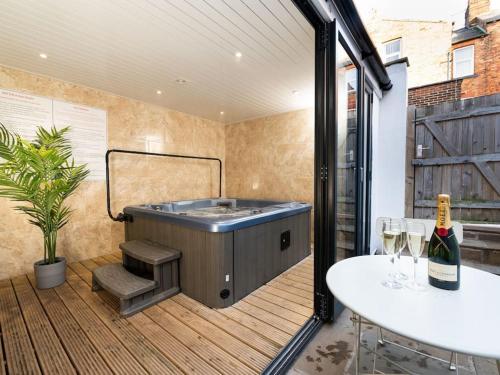HUGE 12 Bedroom sleep 24 luxury with 2 HOT TUBS