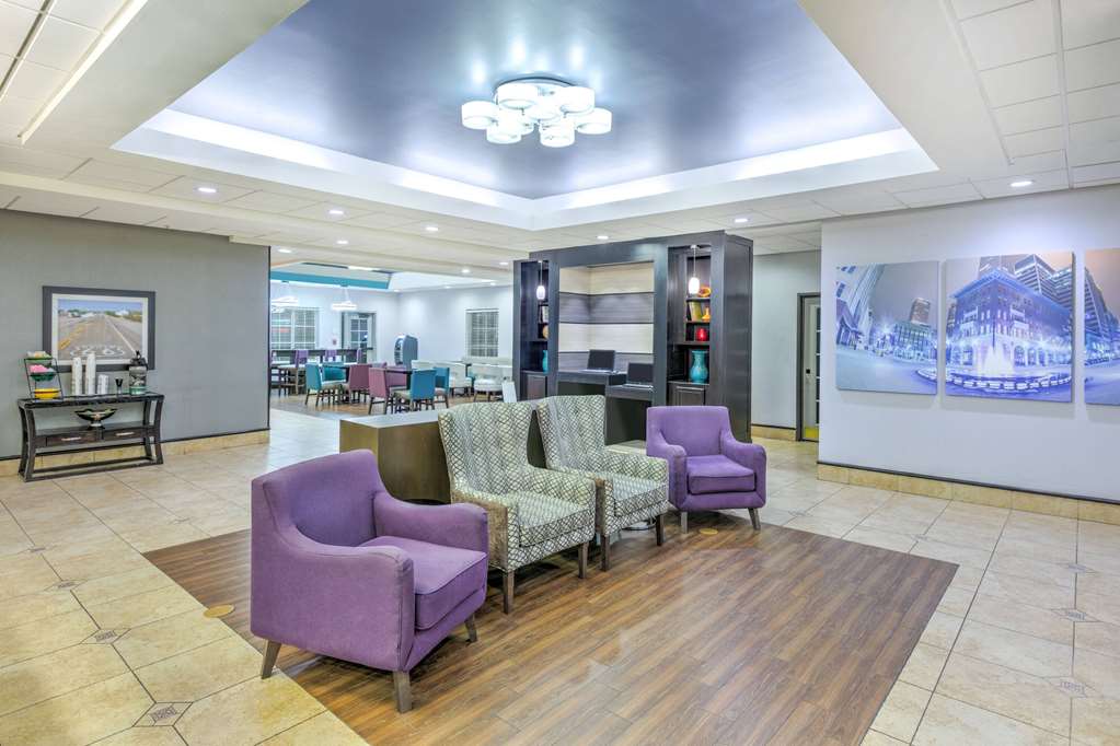 La Quinta Inn & Suites by Wyndham Tulsa Airpt Expo Square - photo 8