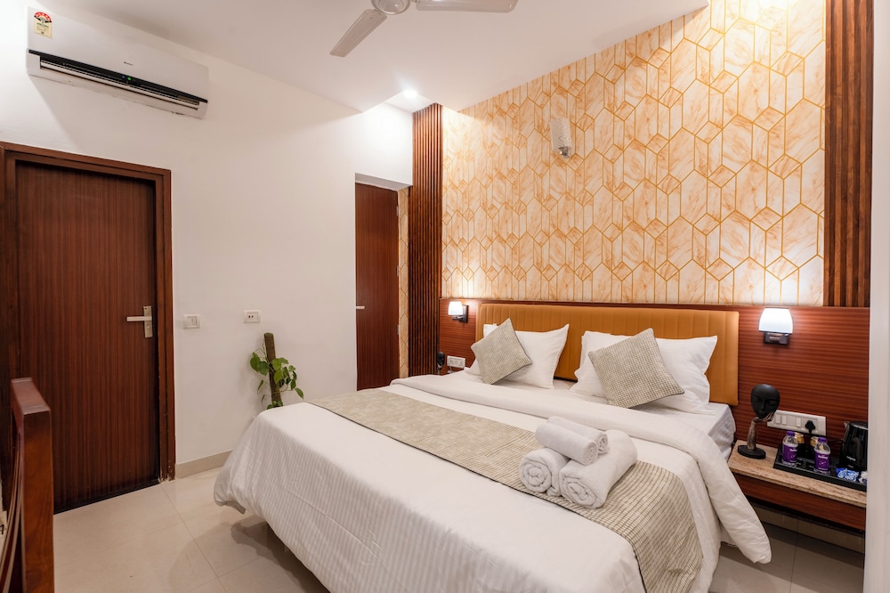 The Lodgers Hotel Near Medanta Hospital Sector 38