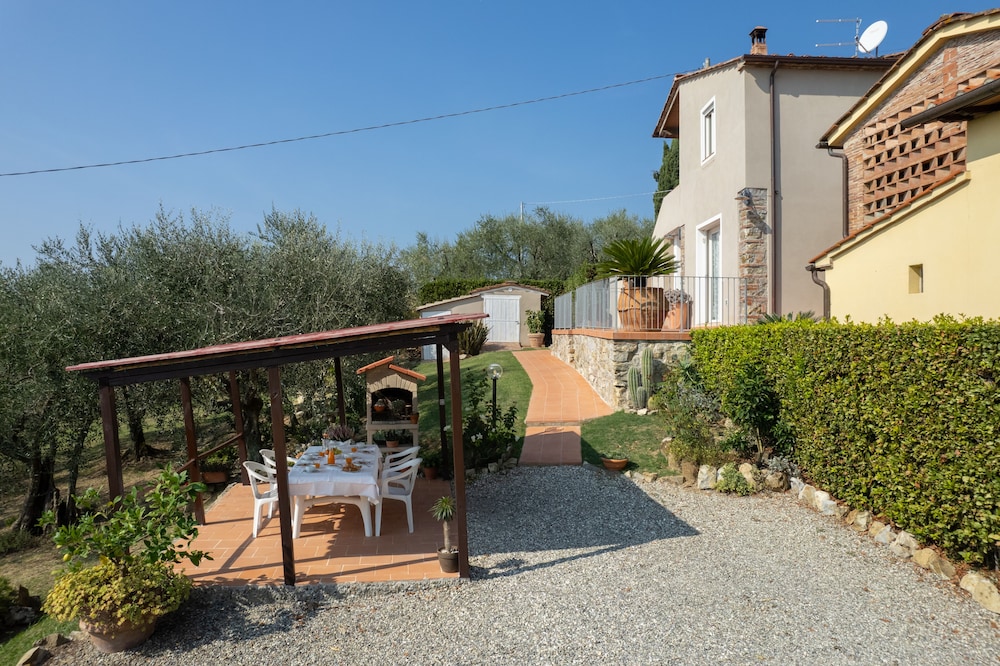 Casa Mony — 4-Star Luxury Hotel in Capannori, Italy