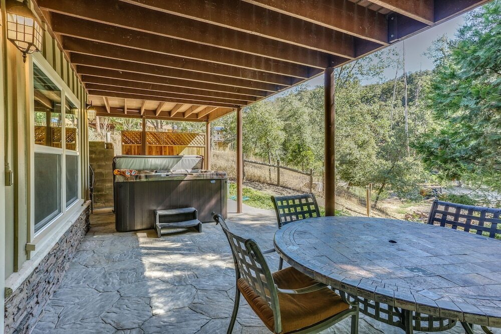 Rustic Oakhurst Retreat Less Than 4 Mi to Bass Lake — hotel in Oakhurst