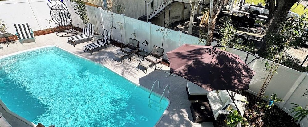 The Sunburst Oasis — hotel in Palm Harbor