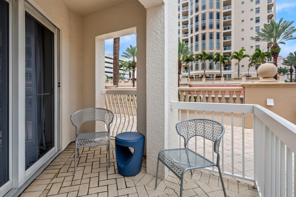 Hampton Inn & Suites St. Petersburg Downtown - photo 46