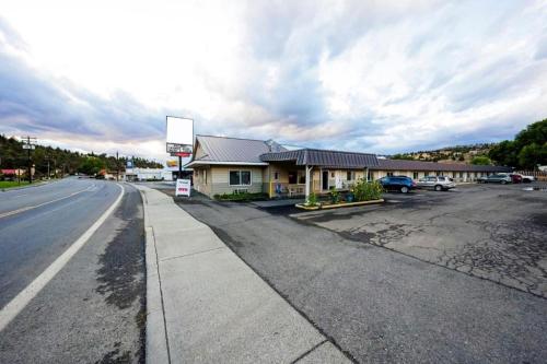 Oyo Riverside Inn John Day Or - photo 13