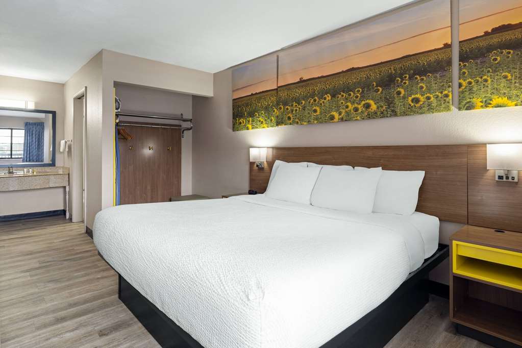 Days Inn & Suites by Wyndham Kokomo - photo 16