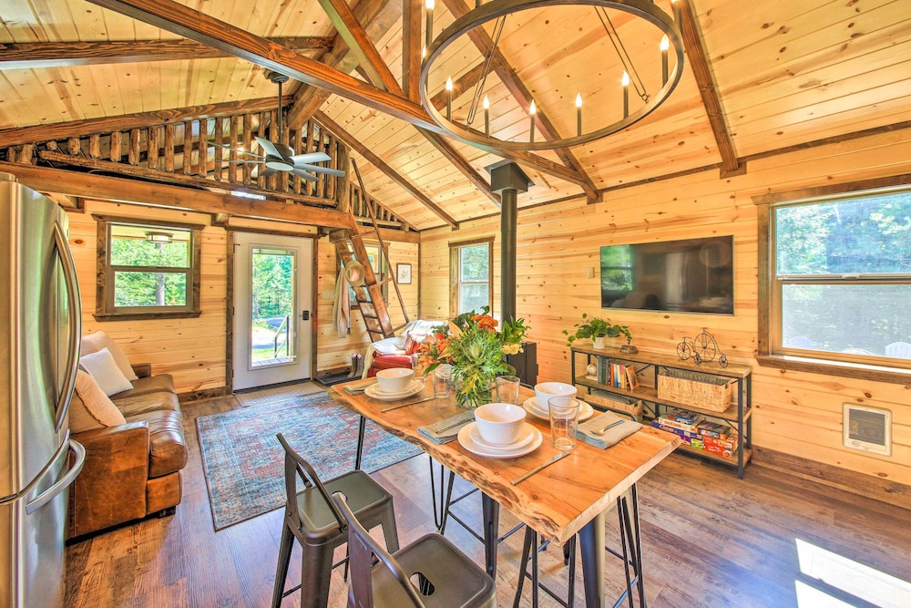 Rustic chic Woodland Hideaway w Hot Tub in Sandpoint, United States