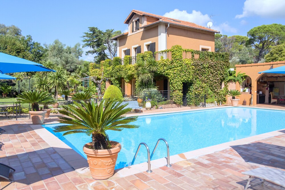 Villa Parasol — 4-Star Luxury Hotel in Frejus, France