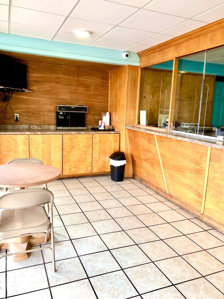 Budget Inn of Claypool Hill - photo 4