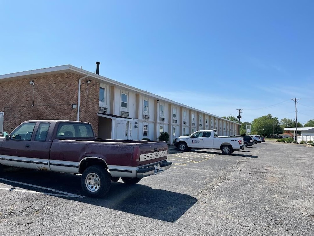 Regal 8 Inn & Suites - photo 30