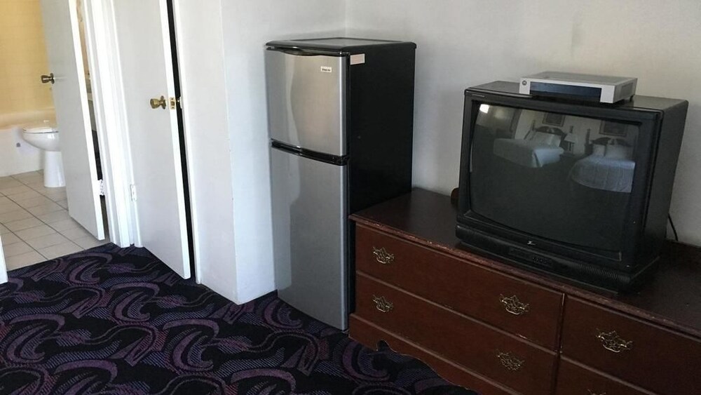 Majestic Inn - photo 11