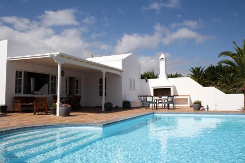 Villa Manuela By Buenavilla — 4-Star Luxury Hotel in Yaiza, Spain