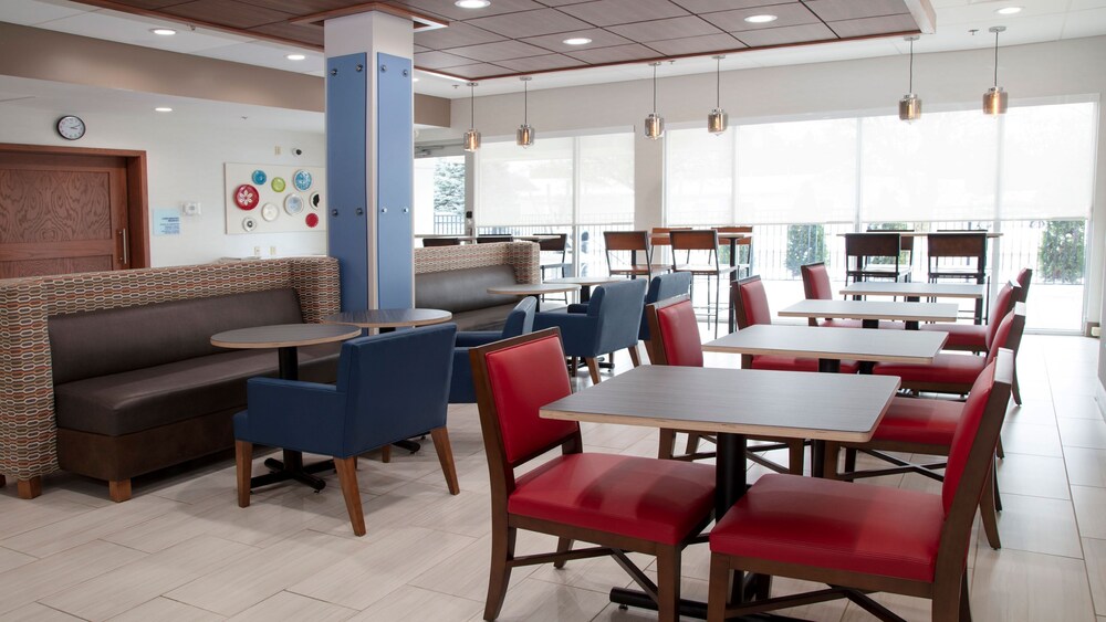 Holiday Inn Express & Suites Marion by IHG - photo 15