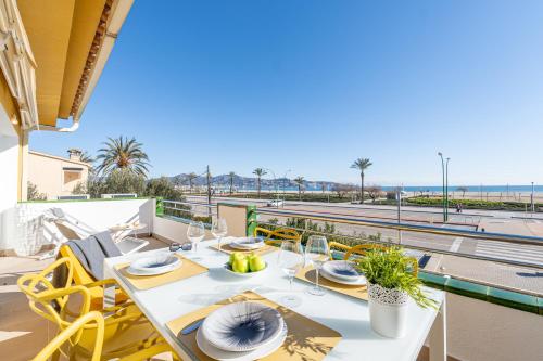 1013 Apartamento vista mar con 2 habitaciones — 4-Star Luxury Hotel in Empuriabrava, Spain