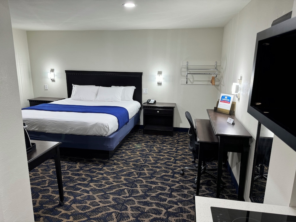 Lakeside Inn and Suites - photo 11