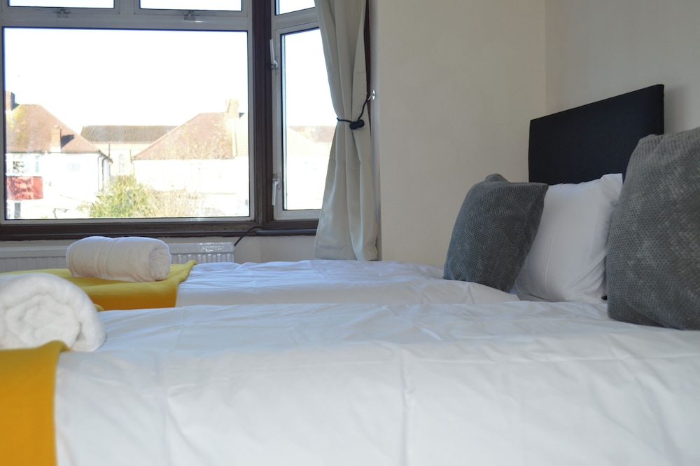 Colindale sleeps7 privategarden 3br freeparking — hotel in Edgware