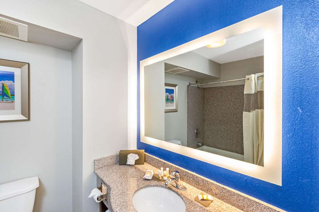 La Quinta Inn & Suites by Wyndham NE Long Beach Cypress - photo 25
