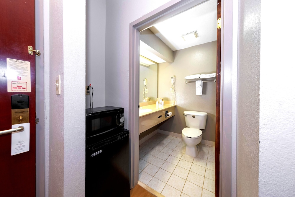 Red Roof Inn Atlanta Southeast Stockbridge - photo 28