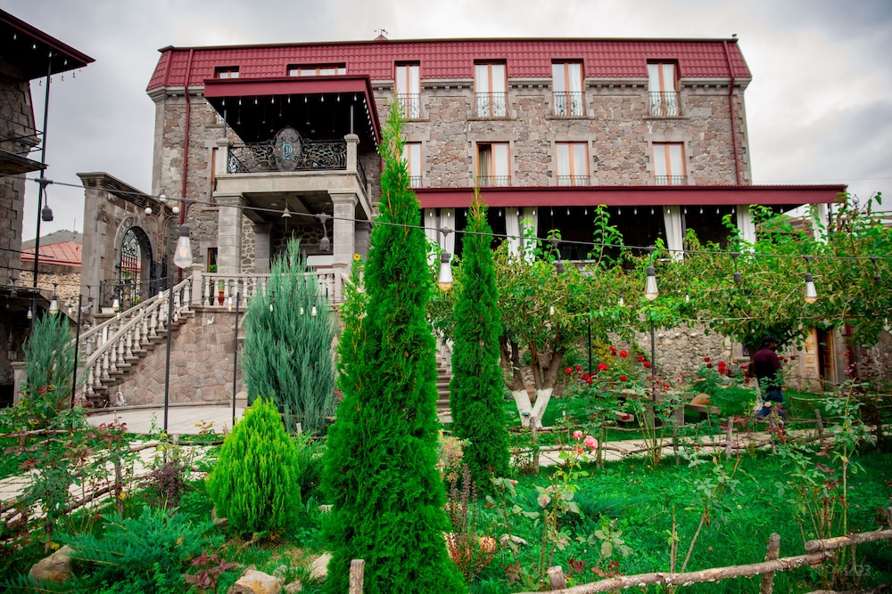 Khoreayi Dzor - carbon neutral hotel in Goris