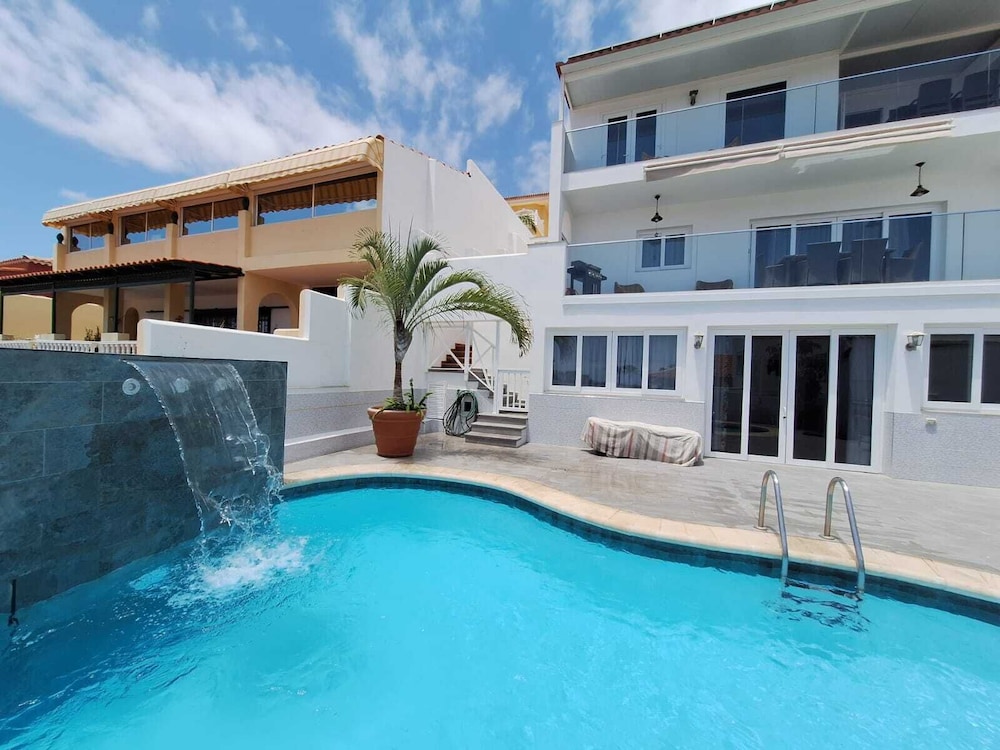 Adeje deluxe Villas santa Monica by Apartamentos Estrella del Norte — 4-Star Luxury Hotel in Adeje, Spain