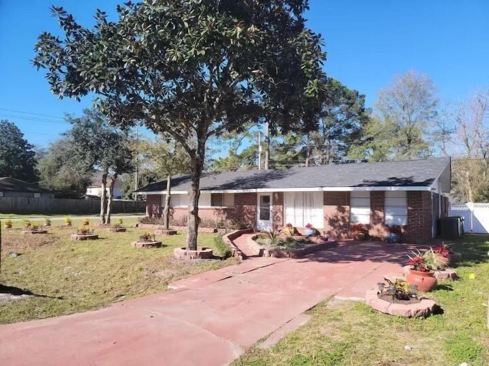 Oak Haven Savannah Gateway in Garden City, United States