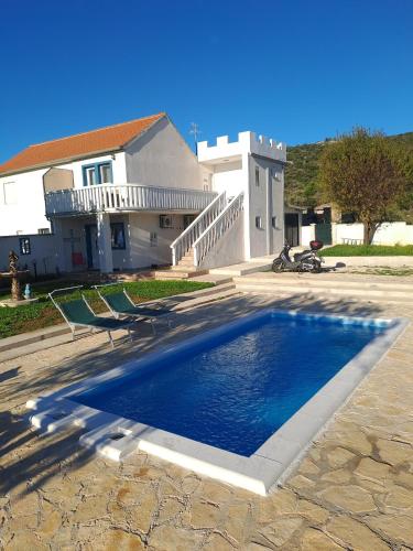 Family friendly house with a swimming pool Dazlina Sibenik 23303 — 4-Star Luxury Hotel in Tisno, Croatia