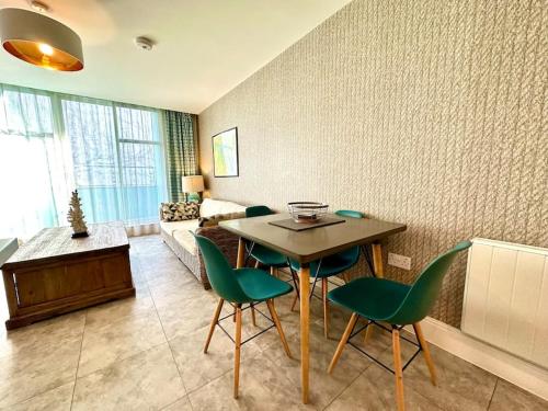 Stunning 2 bedroom Apartment inc Free Parking 1 Minute walk to Poole Quay Great Location Free Parking Fast WiFi Smart TV Newly decorated sleeps up to 4 Close to Poole & Bournemouth & Sandbanks — 4-Star Luxury Hotel in Poole, United Kingdom