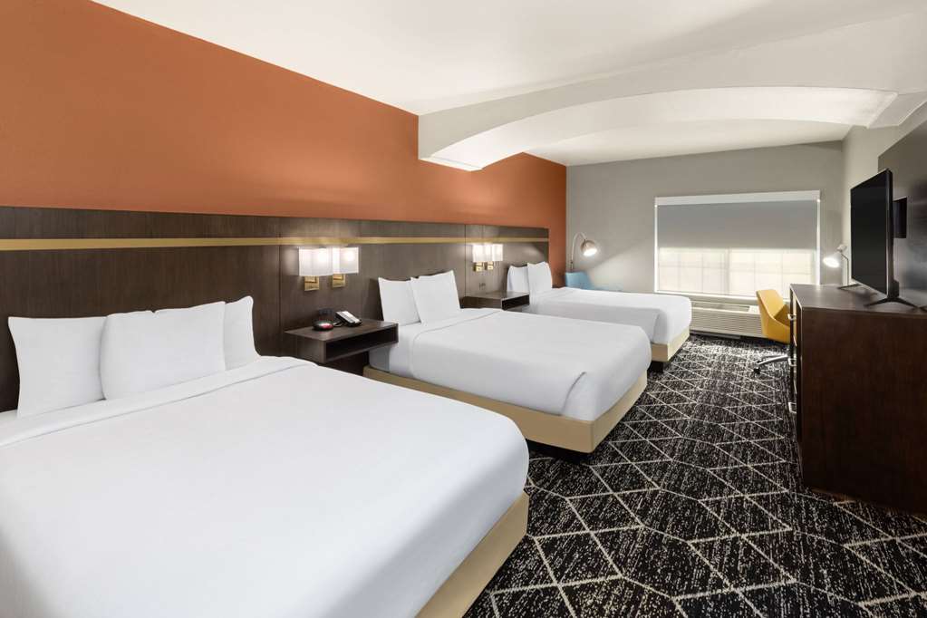 La Quinta Inn & Suites by Wyndham Olathe - photo 24