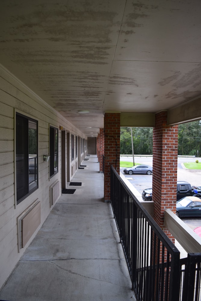 Oak Tree Inn Livonia West - photo 4