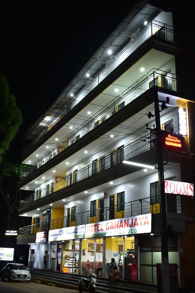 Iroomz Hotel Gananjaya Hostel in Kumta, India