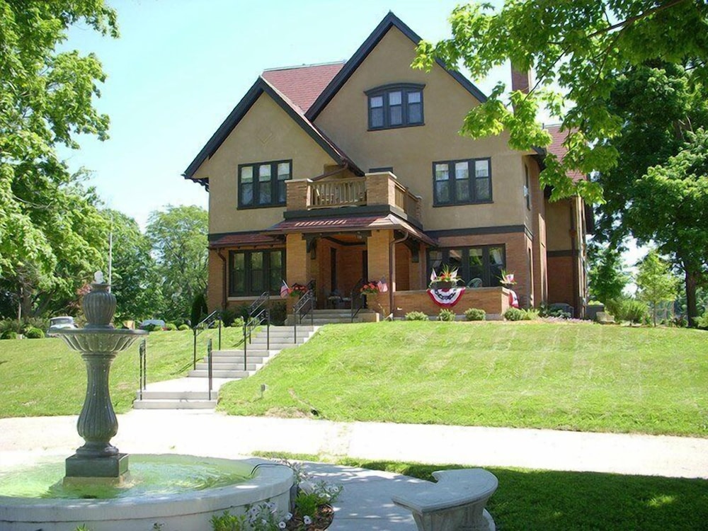 Westphal Mansion Inn Bed & Breakfast — 4-Star Luxury Hotel in Hartford, United States