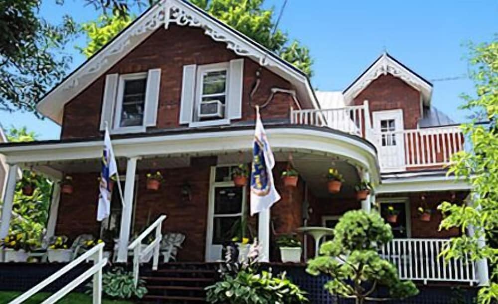 1875 A Charters Inn in Midland, Canada