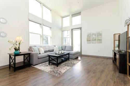 Charming 3 Bedroom Apartment with Pool Near San Diego Convention Center — 4-Star Luxury Hotel in San Diego, United States