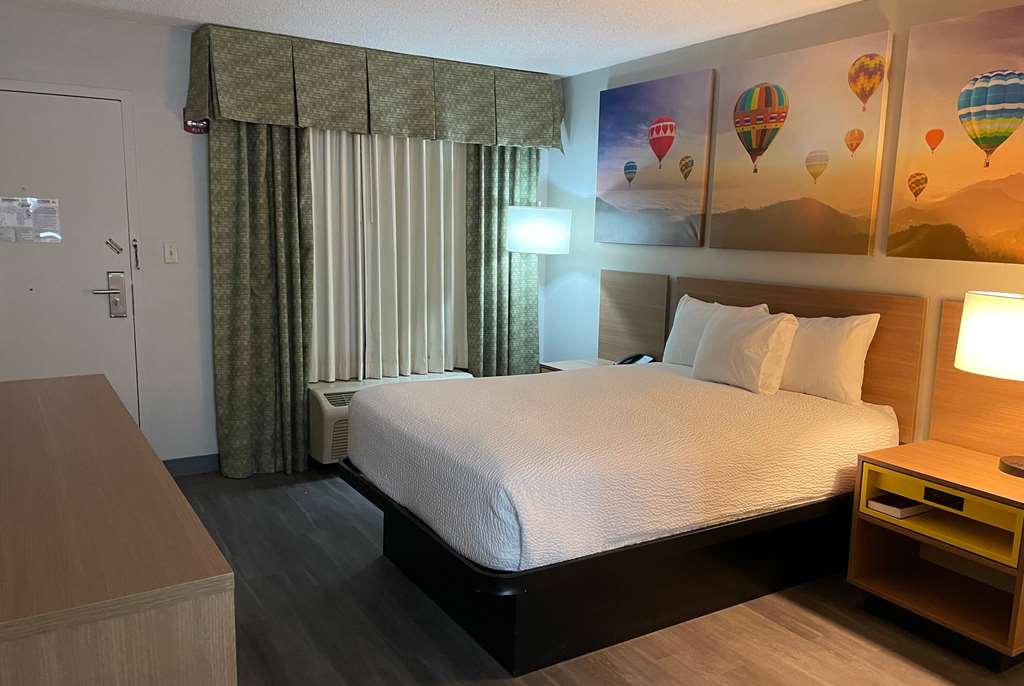 Days Inn & Suites by Wyndham Albuquerque North - photo 11