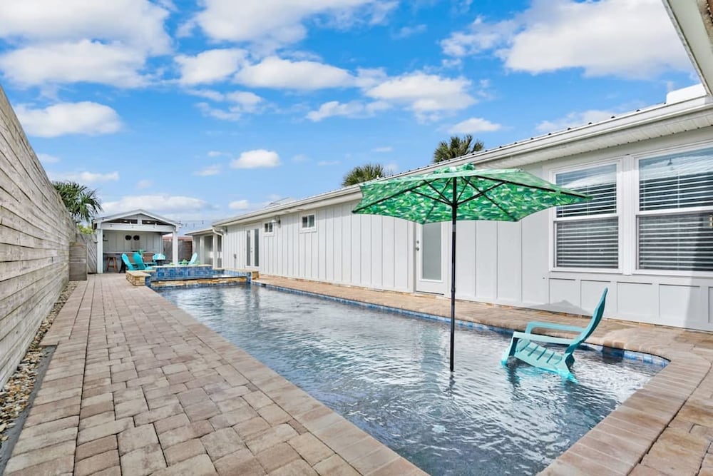 Paradise Packs A Punch Beachside Home with Heated Pool Outdoor Lounge Steps from Beach Access — 4-Star Luxury Hotel in Saint Augustine, United States