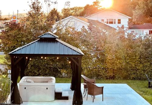 All Seasons Cottage Game Room Firepit By Zen Living Short Term Rental — 4-Star Luxury Hotel in Luray, United States