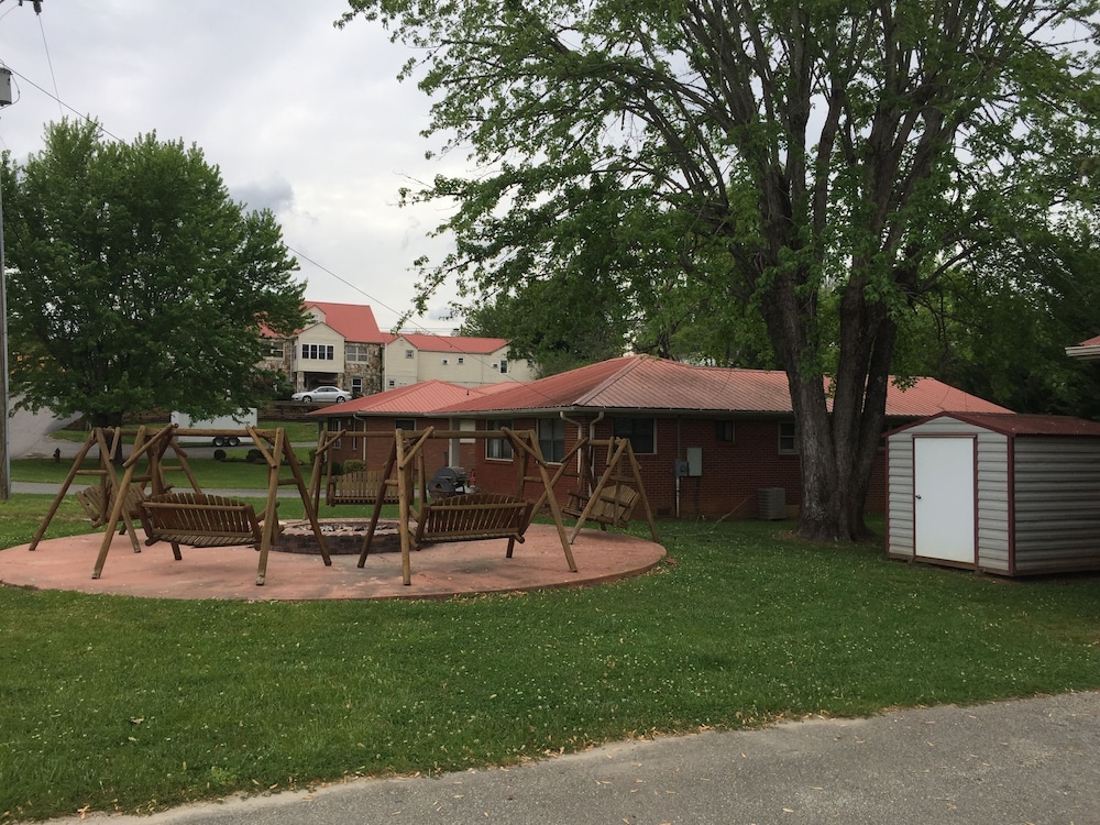 Phillips Historic Motel & Cottages - photo 103
