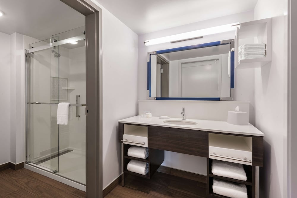 Hampton Inn & Suites Fort Wayne Downtown - photo 27