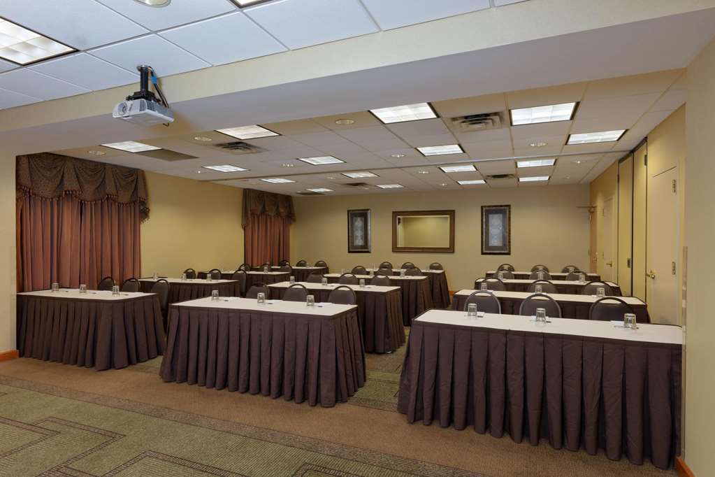 La Quinta Inn & Suites by Wyndham Garden City - photo 54
