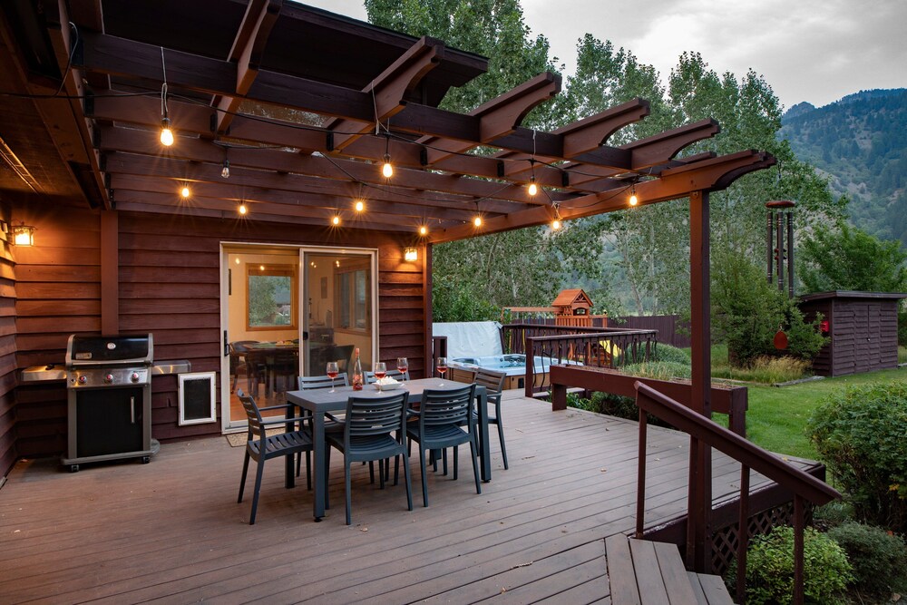 Alpine Highmark by KABINO Hot Tub Fire Pit Fully Fenced Backyard WiFi — hotel in Alpine