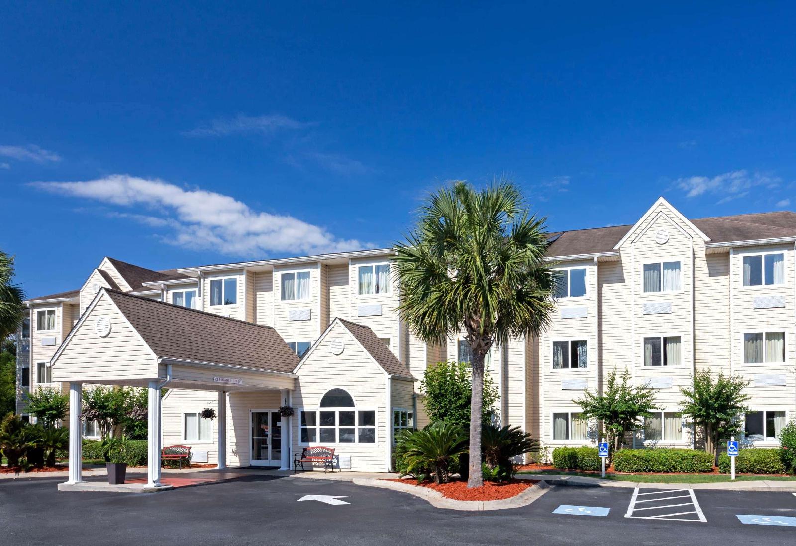 Microtel Inn & Suites by Wyndham Brunswick North — hotel in Brunswick