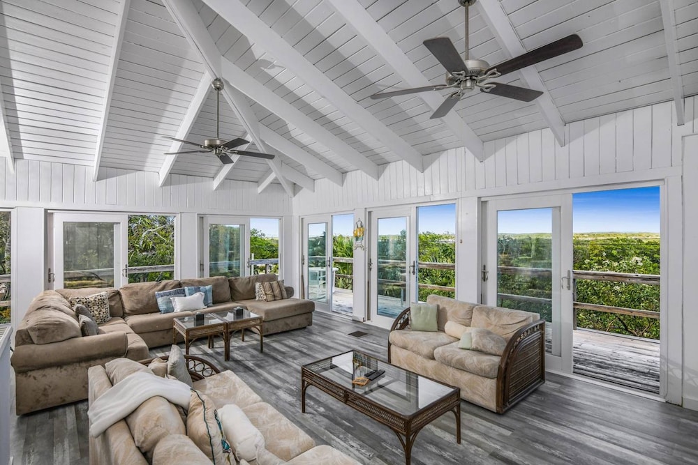 Palmetto Palms in George Town, Bahamas