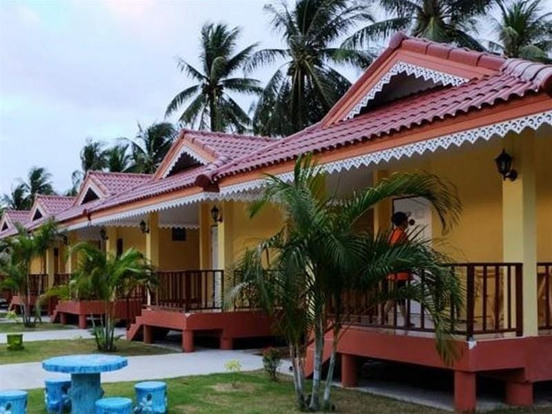 Dinsor Resort in Sam Roi Yot, Thailand