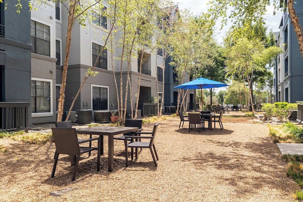 7550 Kirby Dr — 5-Star Luxury Hotel in Houston, United States